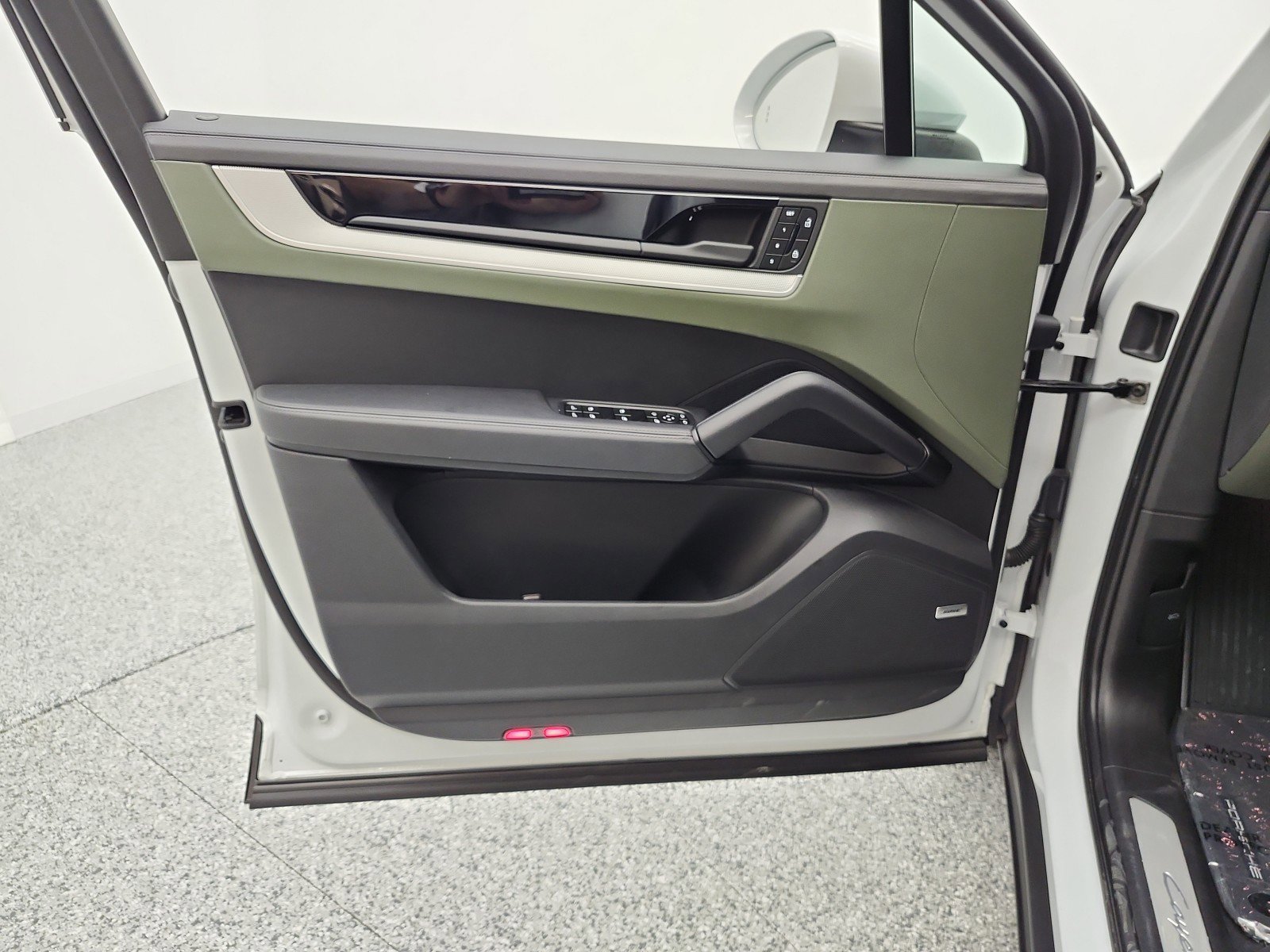 Used 2024 Porsche Cayenne Coupe image 21