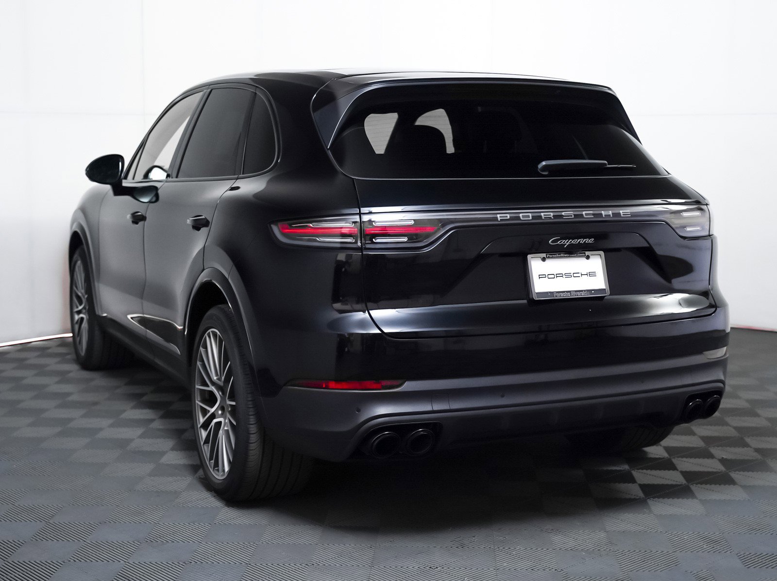 Certified 2022 Porsche Cayenne Platinum Edition w/ Premium Package Plus image 3