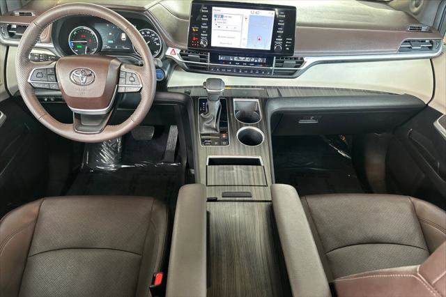 Certified 2024 Toyota Sienna Platinum image 16