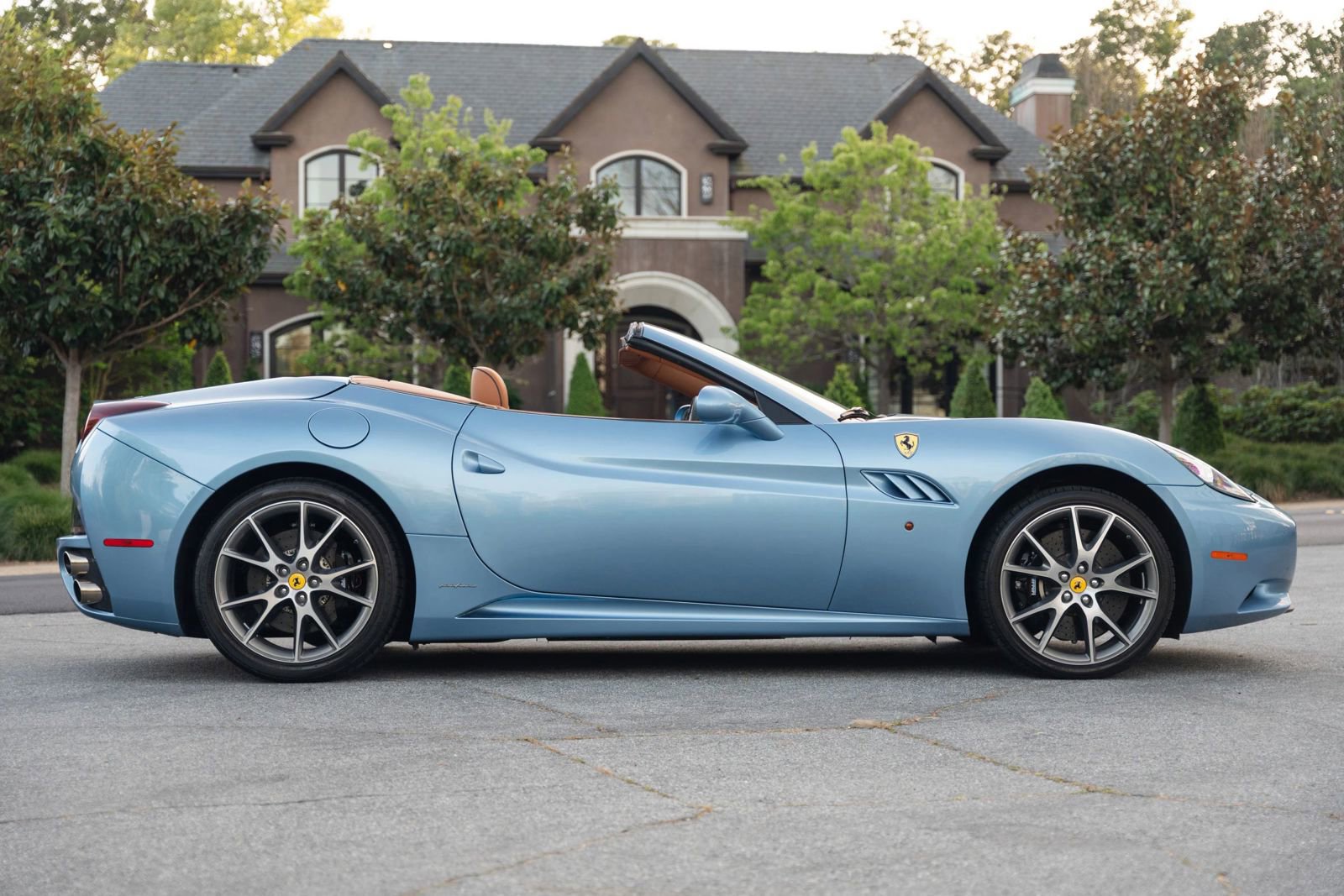 Used 2010 Ferrari California RWD image 5