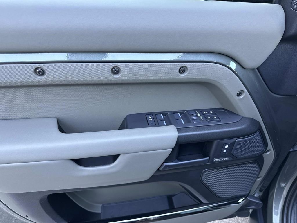 Used 2025 Land Rover Defender 110 image 20