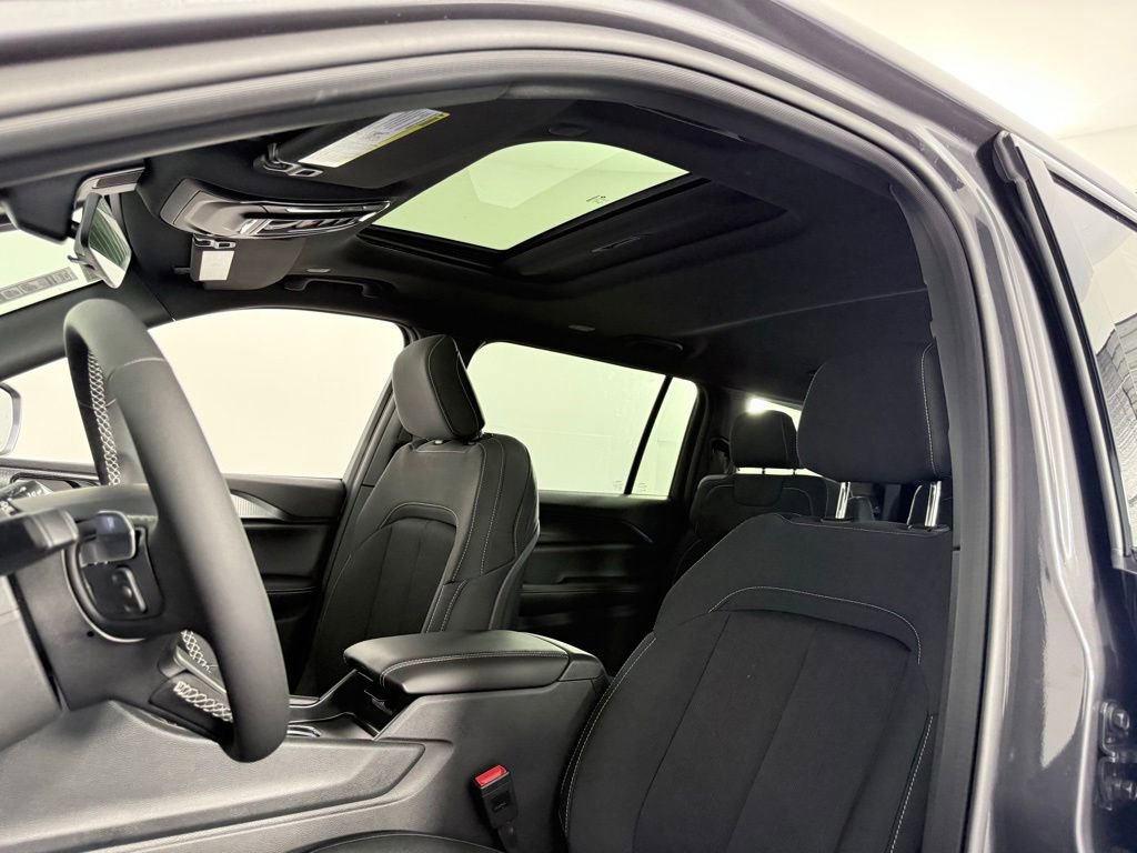 New 2025 Jeep Grand Cherokee L Laredo image 11