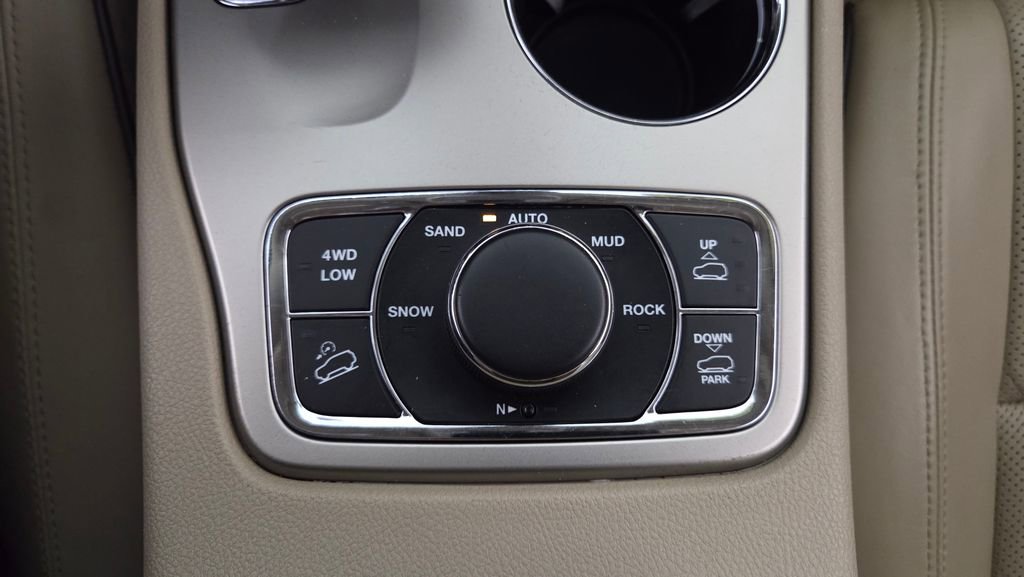 Used 2015 Jeep Grand Cherokee Overland w/ Advanced Technology Group image 28