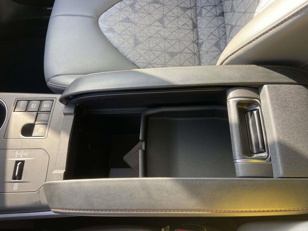 Used 2023 Toyota Highlander Bronze Edition FWD image 31