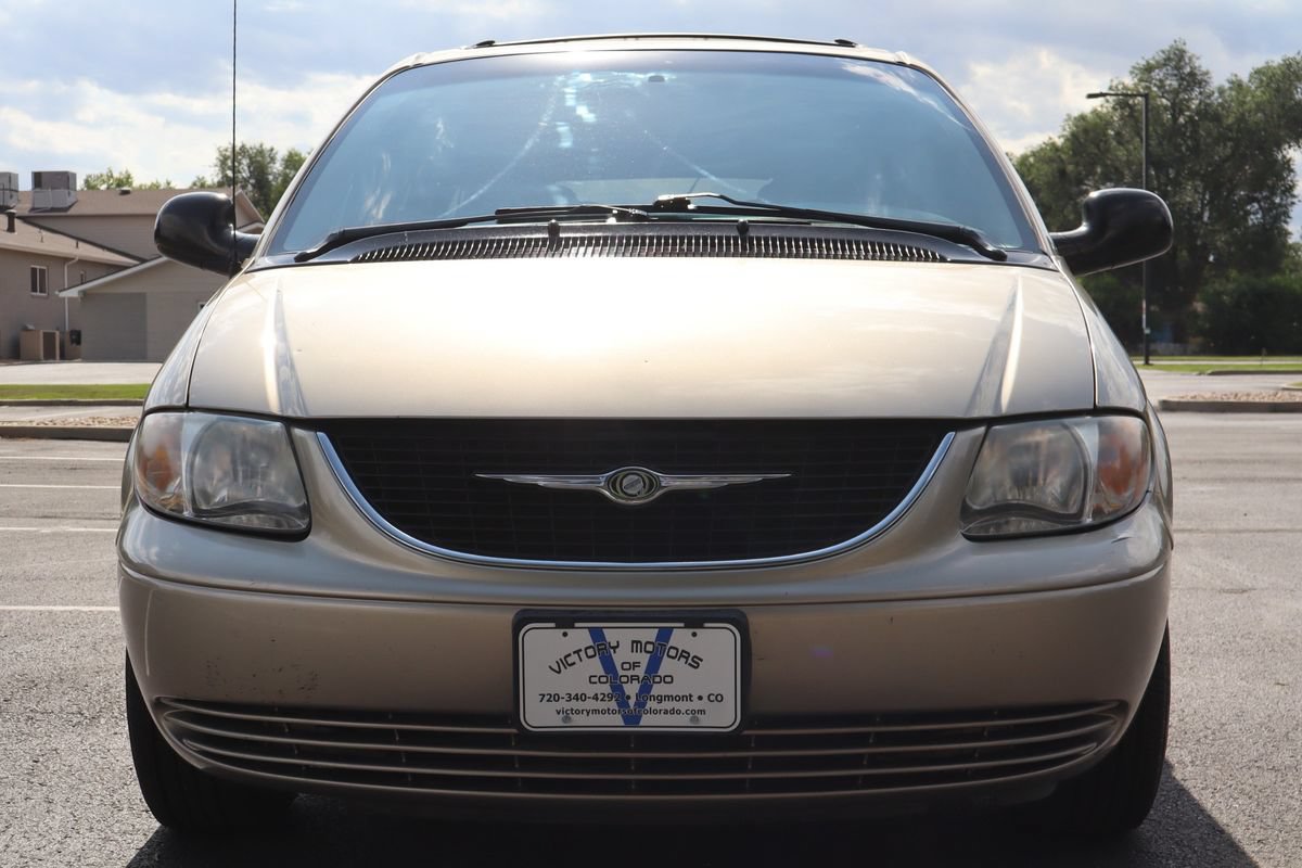 Used 2002 Chrysler Town & Country EX FWD image 13