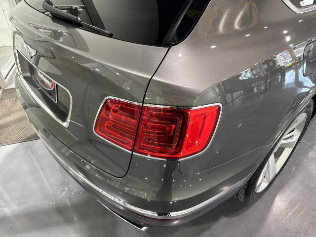 Used 2017 Bentley Bentayga image 43