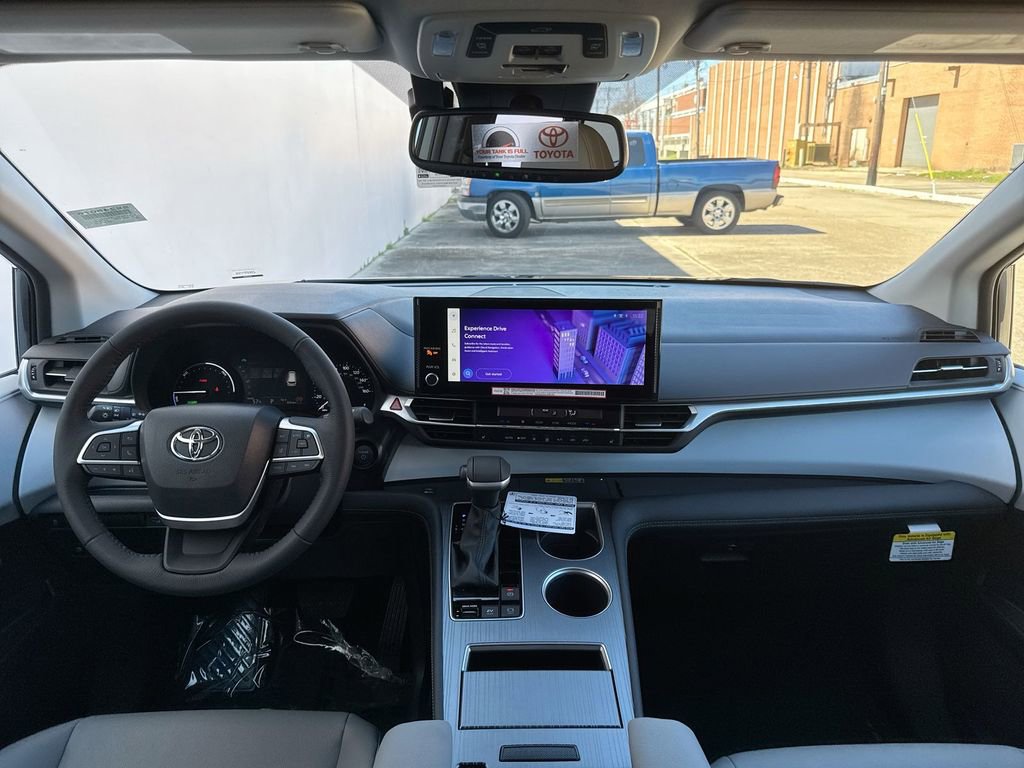 Used 2025 Toyota Sienna XLE FWD image 31