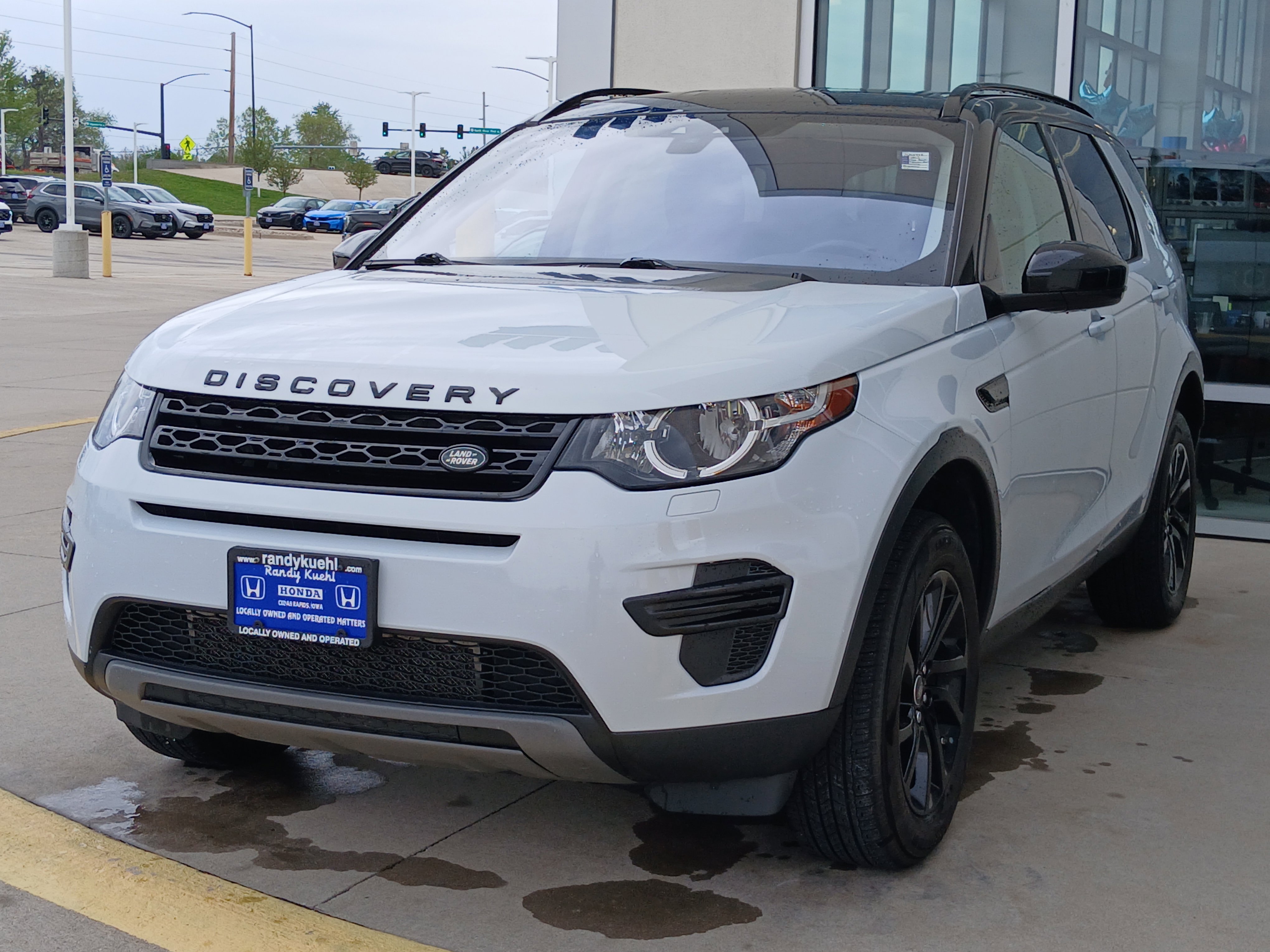 Used 2017 Land Rover Discovery Sport SE AWD/4WD image 3