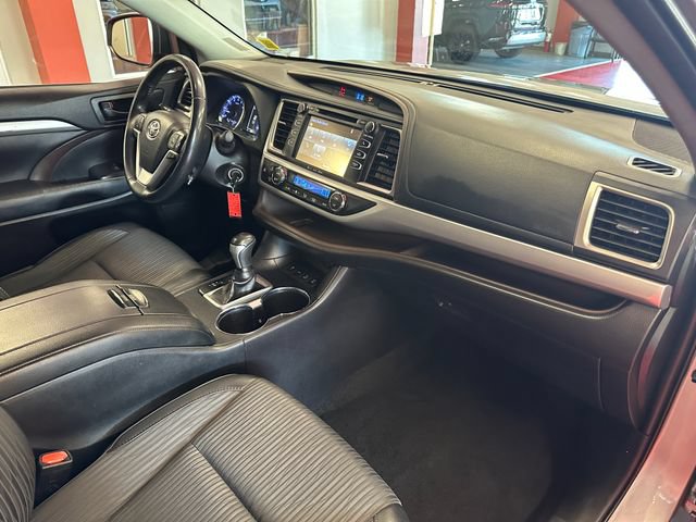 Certified 2019 Toyota Highlander Plus AWD/4WD image 3
