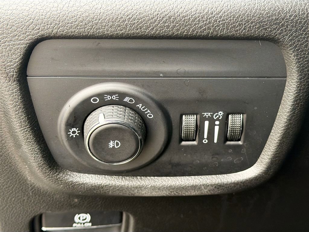 Used 2024 Jeep Grand Cherokee Limited image 36