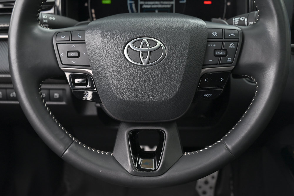 Used 2025 Toyota Camry SE w/ Convenience Package FWD image 13