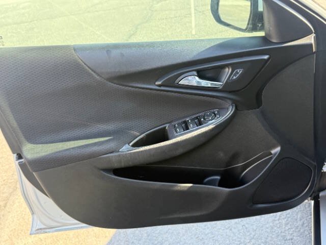 Used 2017 Chevrolet Malibu LT FWD image 9