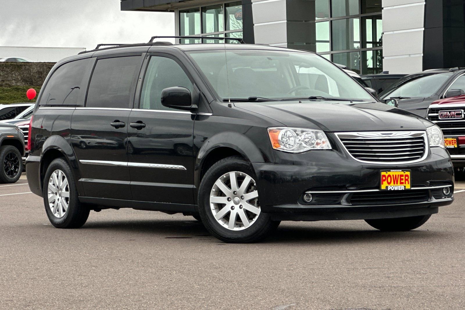 Used 2016 Chrysler Town & Country Touring image 2