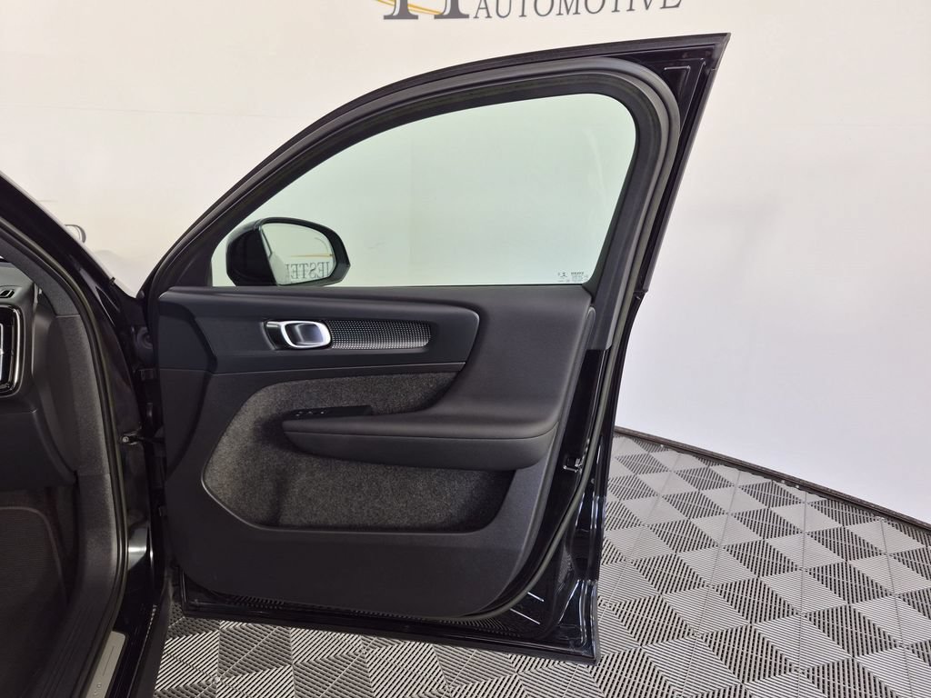 Used 2023 Volvo XC40 B5 Plus AWD/4WD image 35
