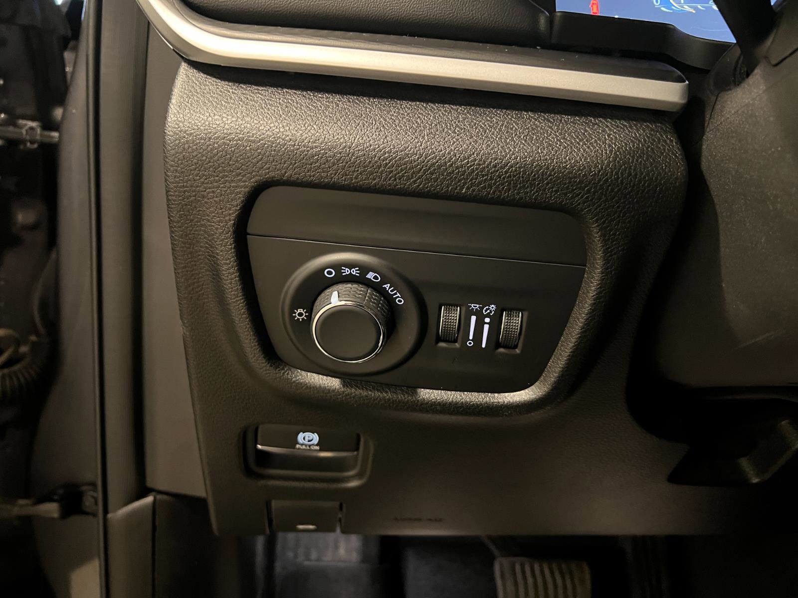 Used 2023 Jeep Grand Cherokee Laredo image 15