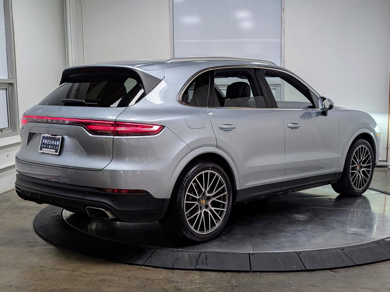Used 2023 Porsche Cayenne Platinum Edition image 9