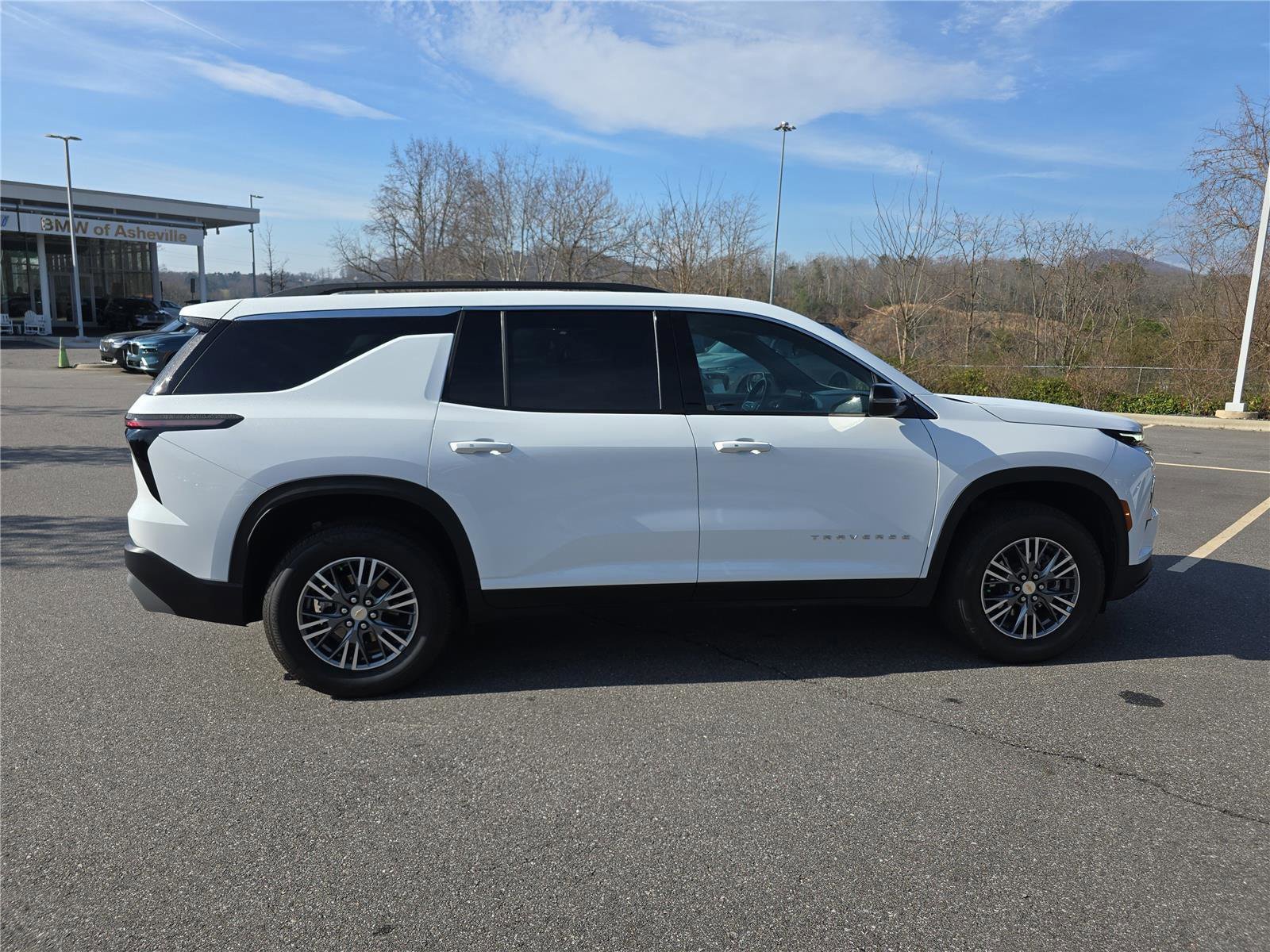 Used 2025 Chevrolet Traverse LT image 2