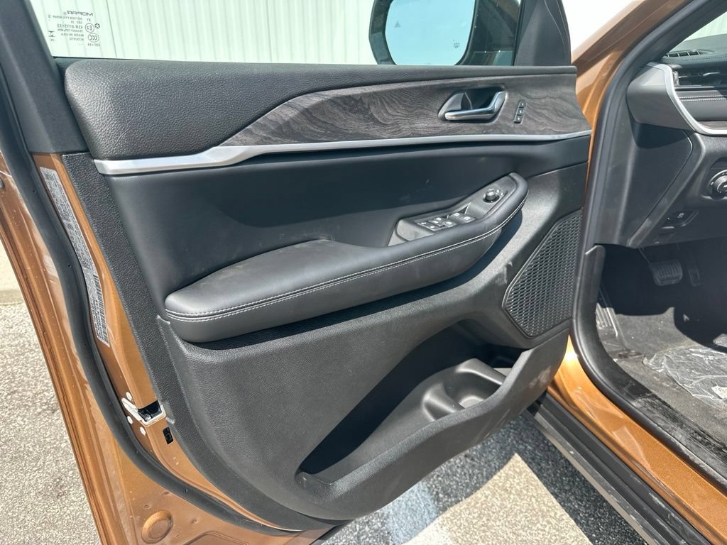 New 2026 Jeep Grand Cherokee L Limited w/ Limited Altitude Package AWD/4WD image 10