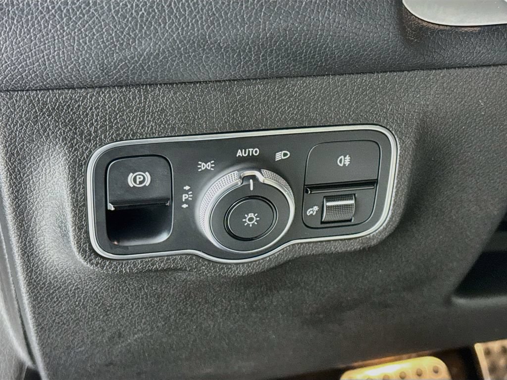 Used 2021 Mercedes-Benz GLB 250 4MATIC image 11