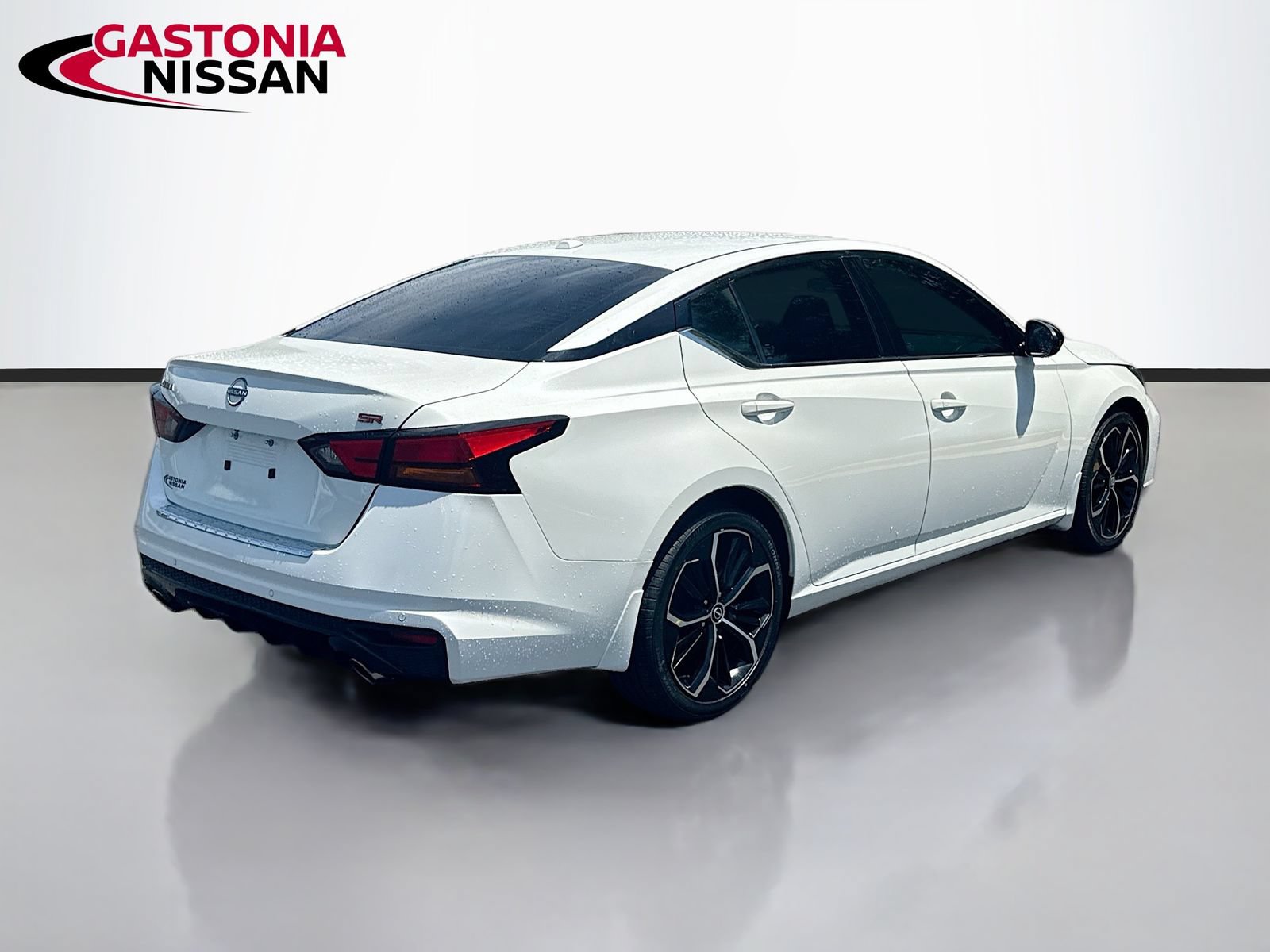 Used 2023 Nissan Altima 2.5 SR FWD image 9