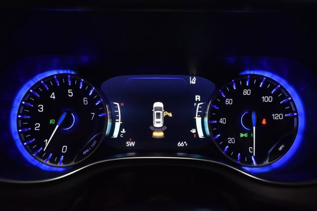 Used 2025 Chrysler Pacifica Limited image 17