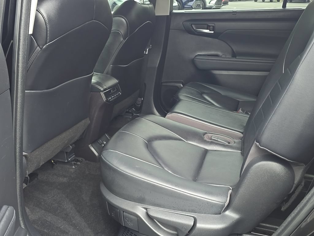 Used 2023 Toyota Highlander XLE AWD/4WD image 18
