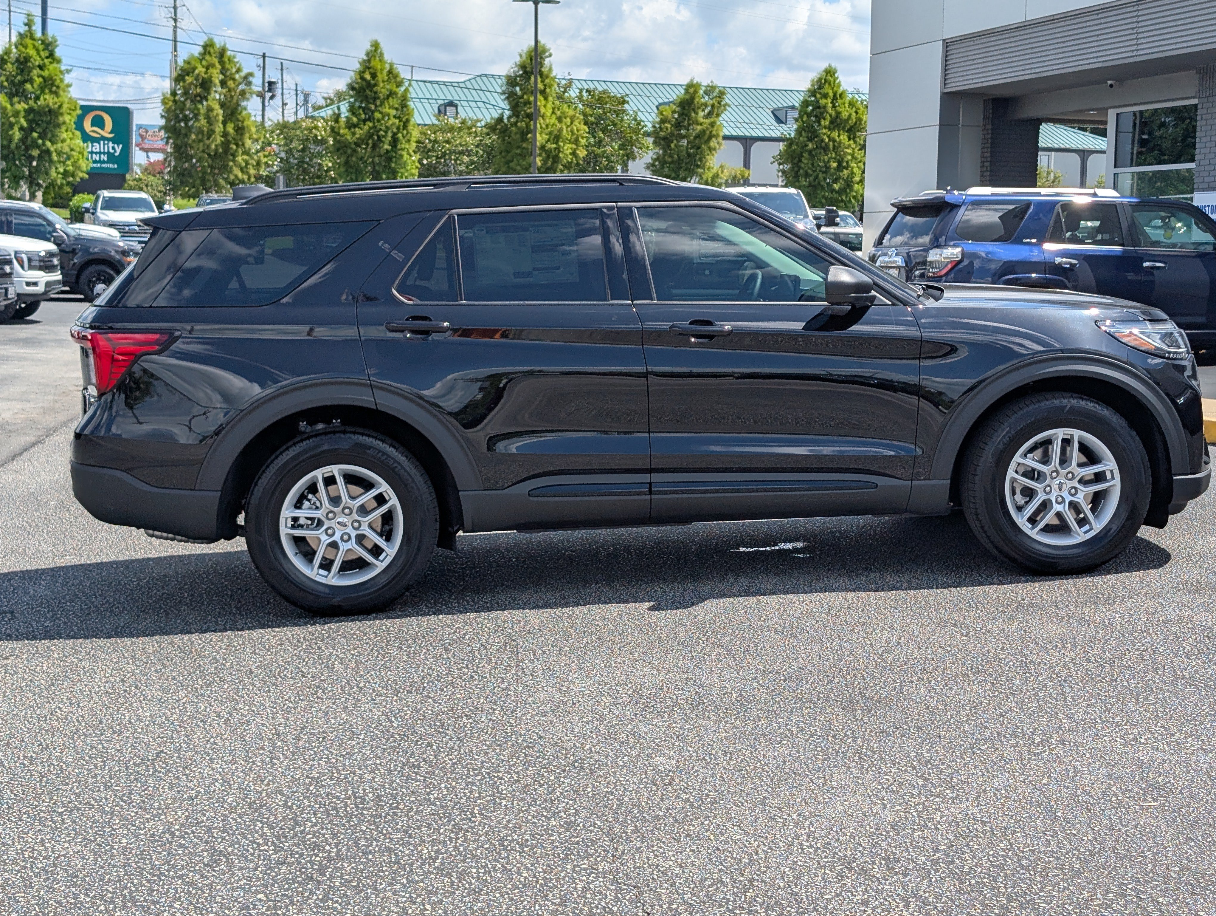 New 2026 Ford Explorer Active RWD image 8