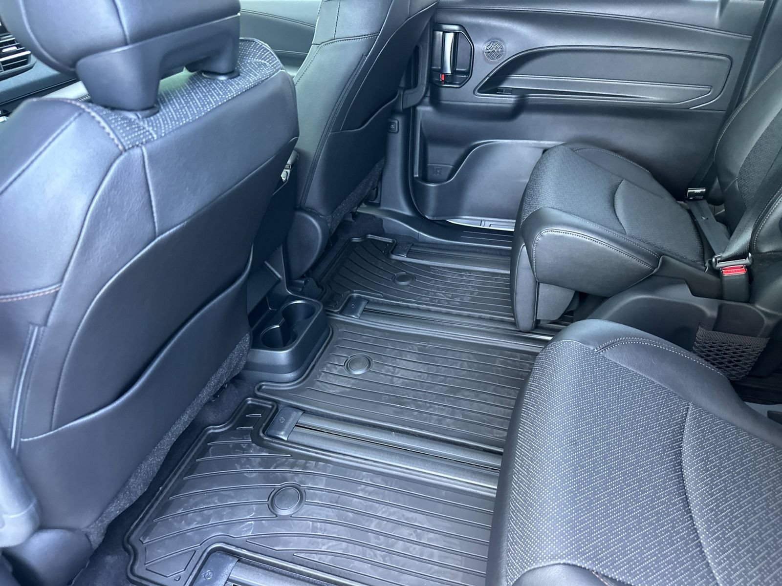 Used 2026 Toyota Sienna Limited FWD image 12