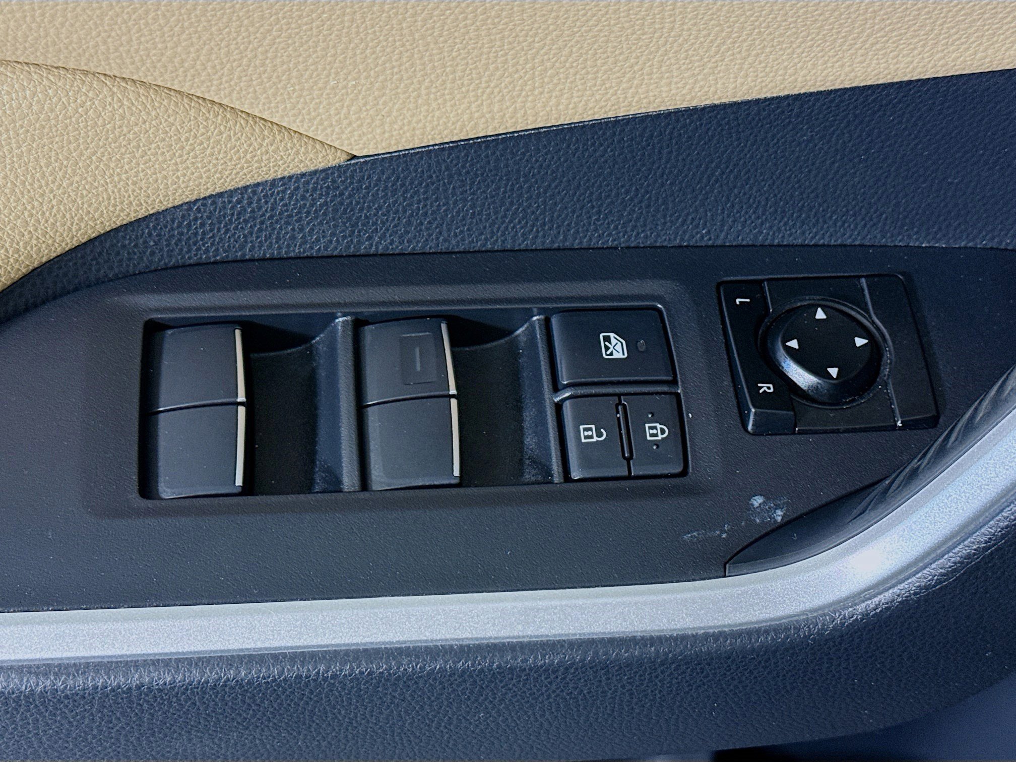 Used 2019 Toyota RAV4 XLE Premium image 24