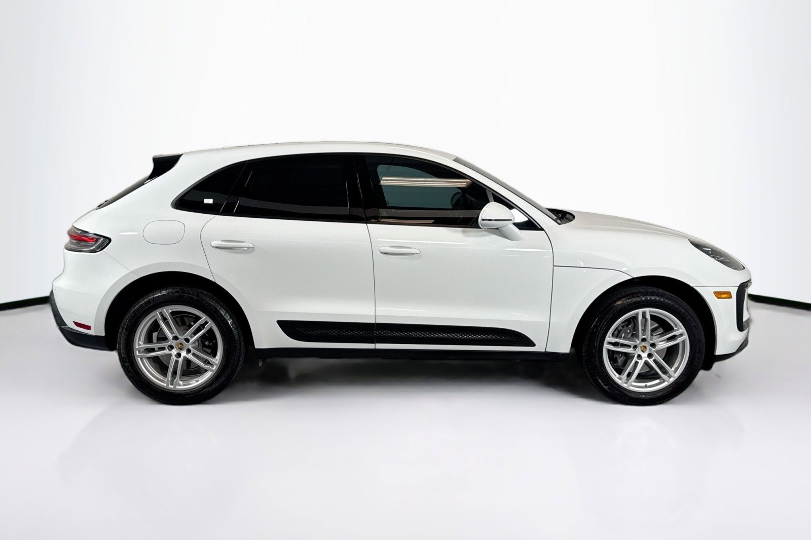 Used 2024 Porsche Macan w/ Premium Plus Package image 4