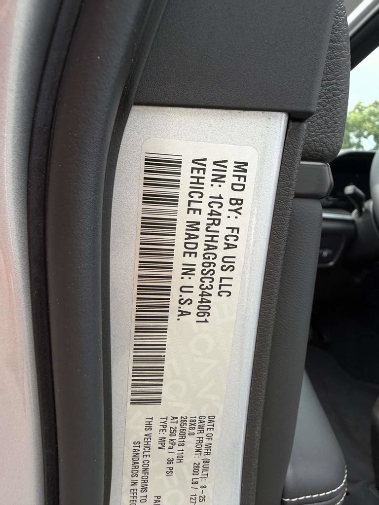 Used 2025 Jeep Grand Cherokee Laredo X AWD/4WD image 29