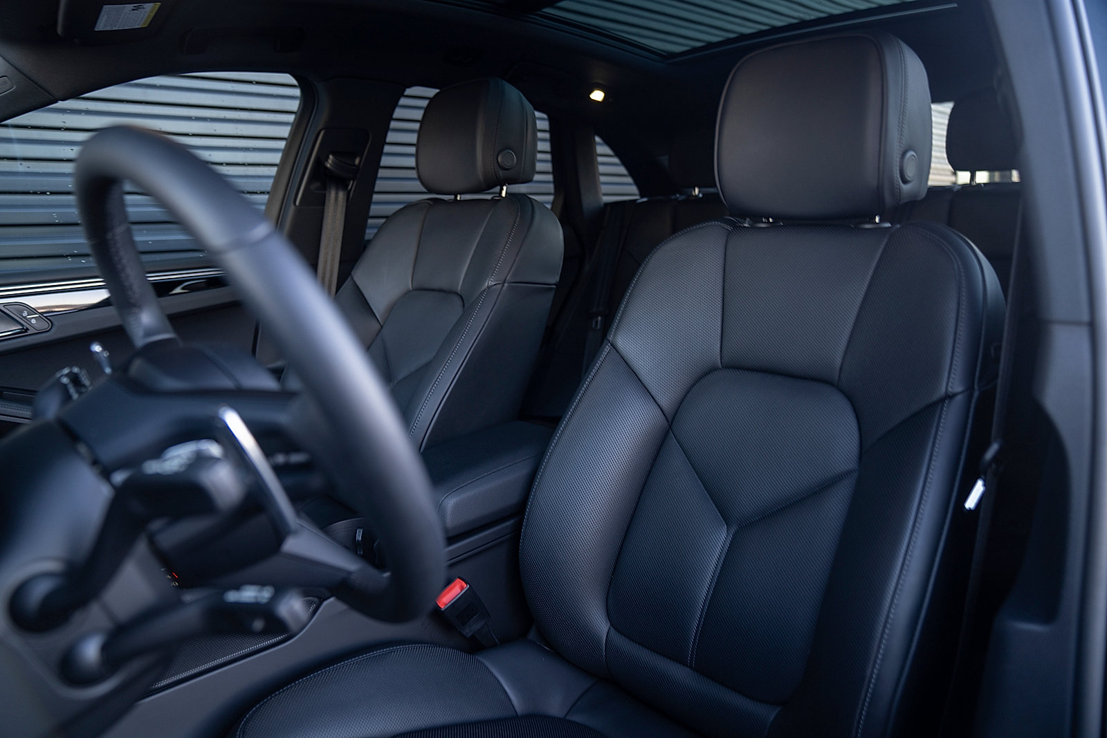 Certified 2025 Porsche Macan AWD/4WD image 5