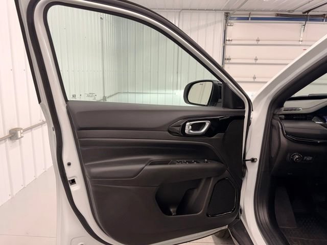 Used 2025 Jeep Compass Latitude w/ Altitude Special Edition AWD/4WD image 14