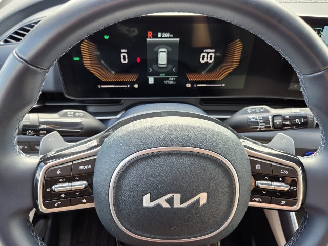 Used 2025 Kia Carnival EX FWD image 20