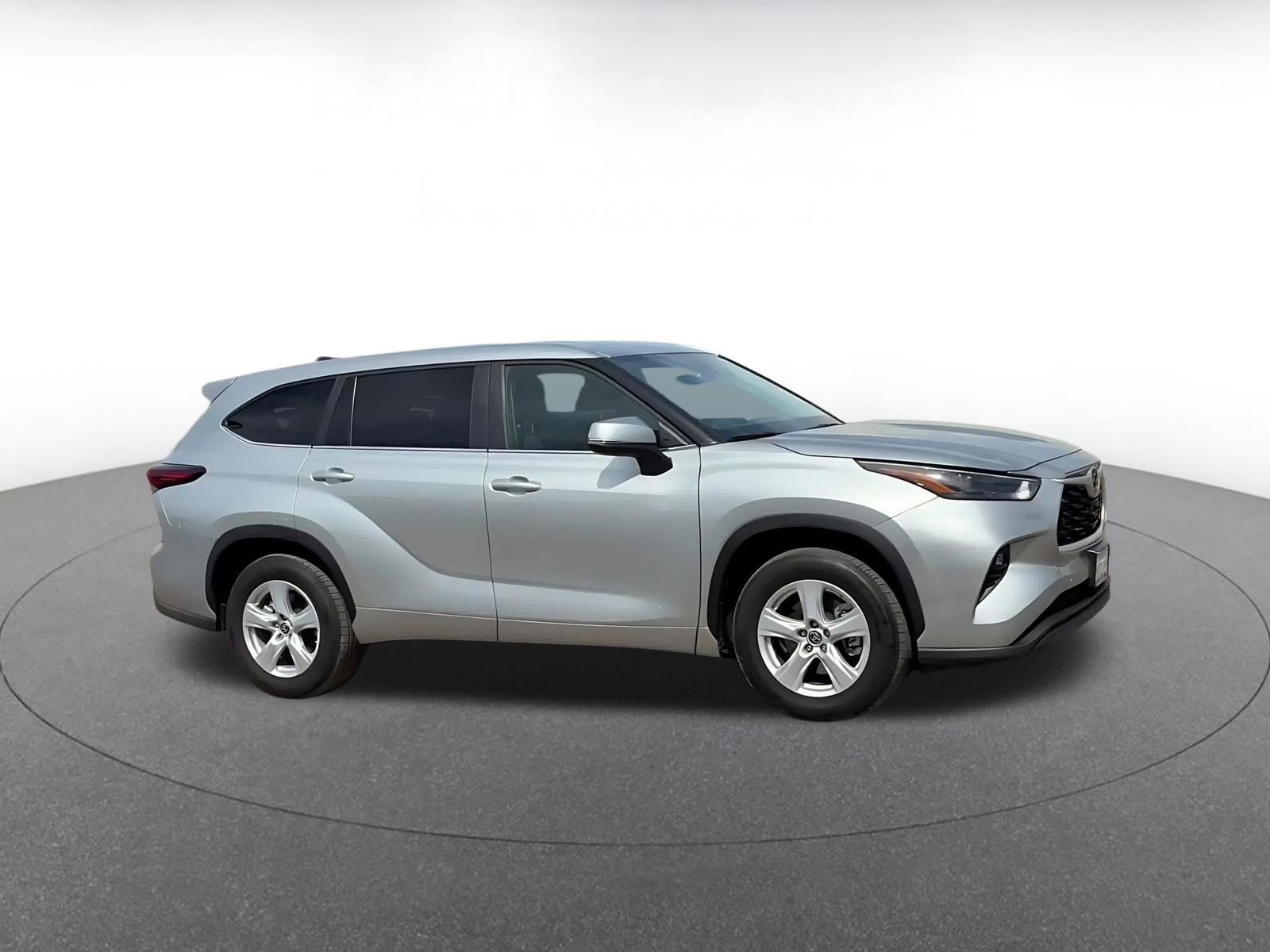Used 2025 Toyota Highlander LE FWD image 2
