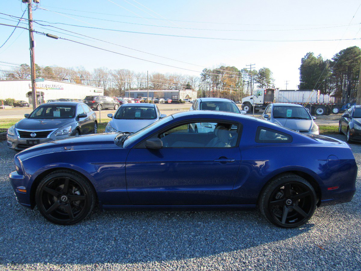 Used 2013 Ford Mustang Coupe image 2