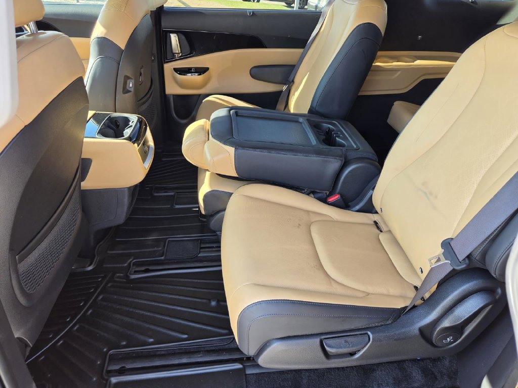 Used 2024 Kia Carnival EX FWD image 12