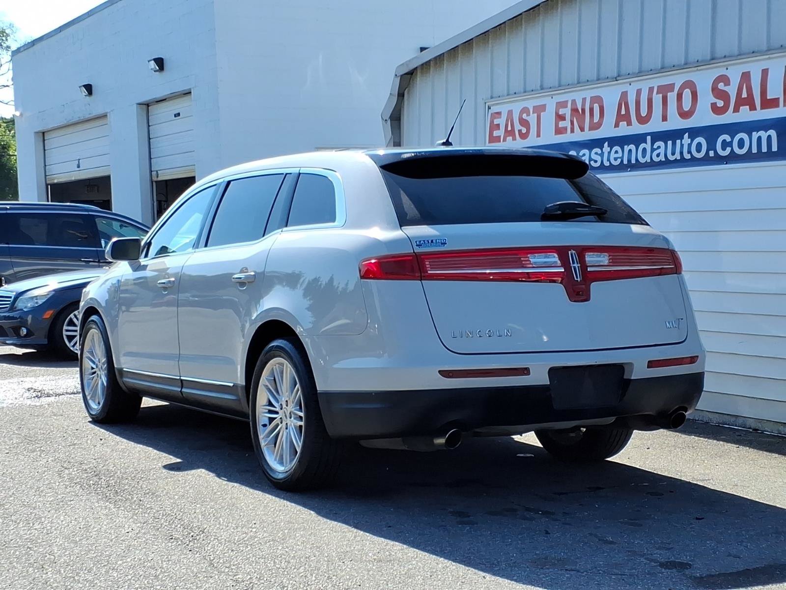 Used 2019 Lincoln MKT AWD image 3
