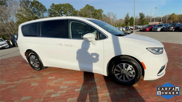 Used 2022 Chrysler Pacifica Touring-L image 3