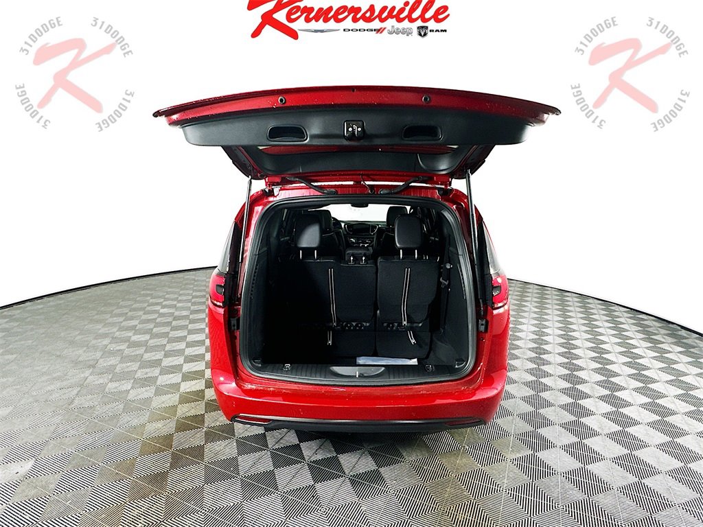 New 2026 Chrysler Pacifica Limited image 16