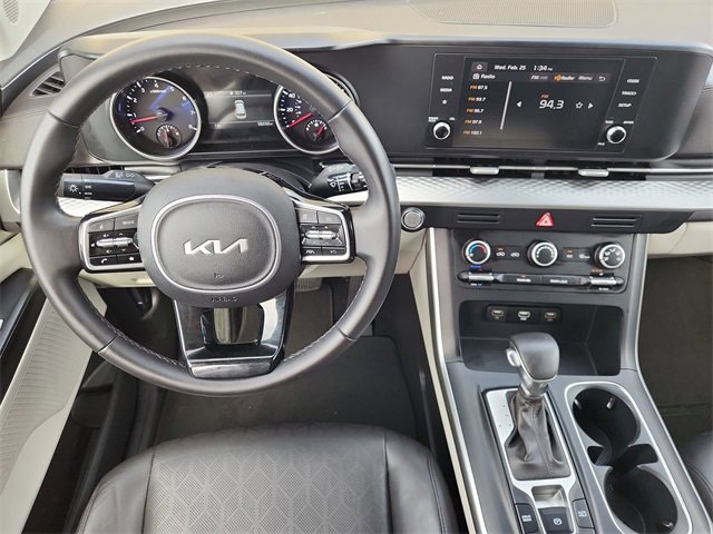 Used 2023 Kia Carnival LX image 11