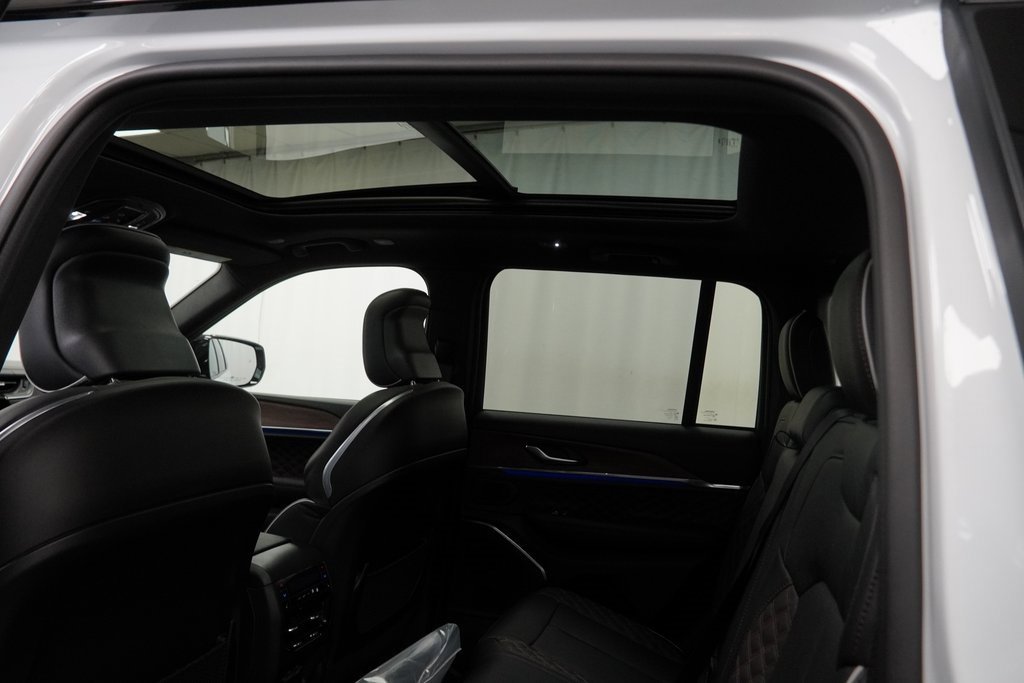 New 2025 Jeep Grand Cherokee Summit w/ Obsidian Package image 18