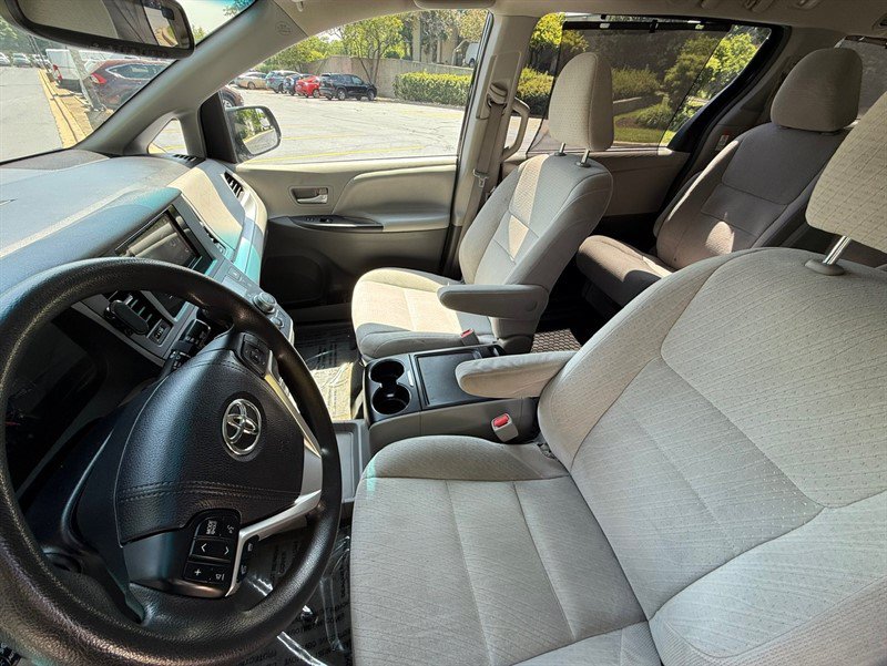 Used 2015 Toyota Sienna LE FWD image 14
