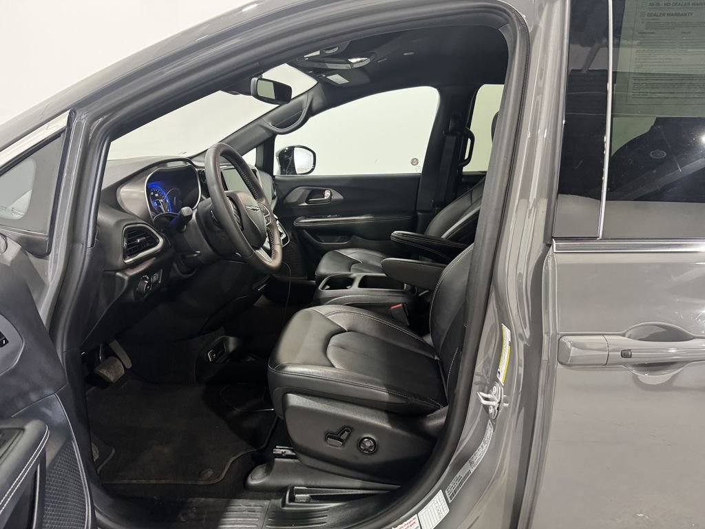 Used 2025 Chrysler Pacifica Select FWD image 15