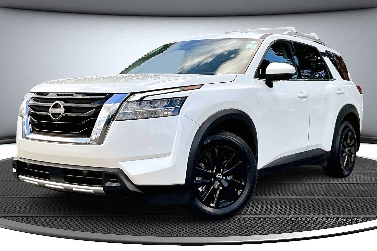 Used 2023 Nissan Pathfinder SL image 3