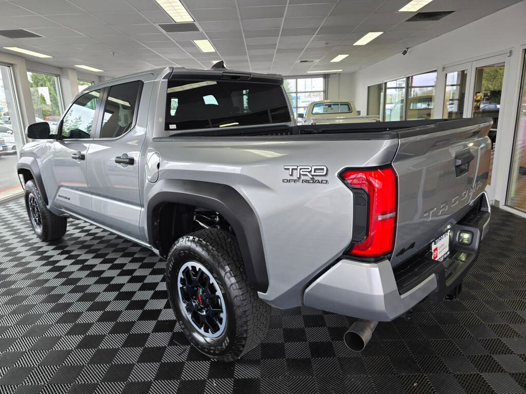 Certified 2024 Toyota Tacoma TRD Off-Road AWD/4WD image 5