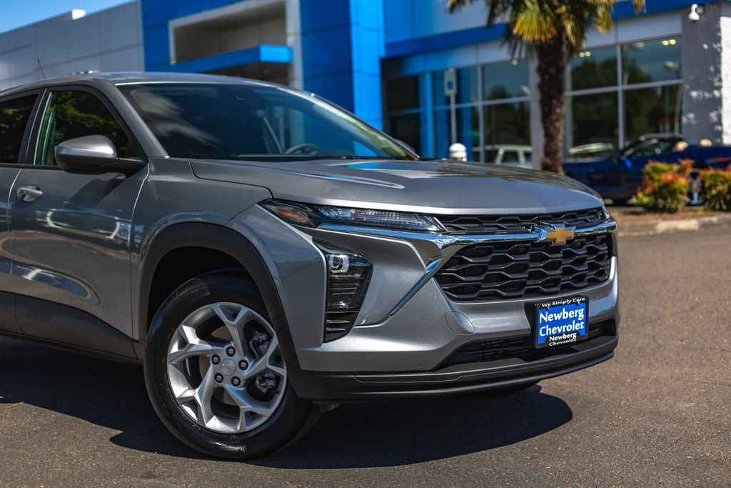 Used 2026 Chevrolet Trax LS w/ LS Convenience Package FWD image 3