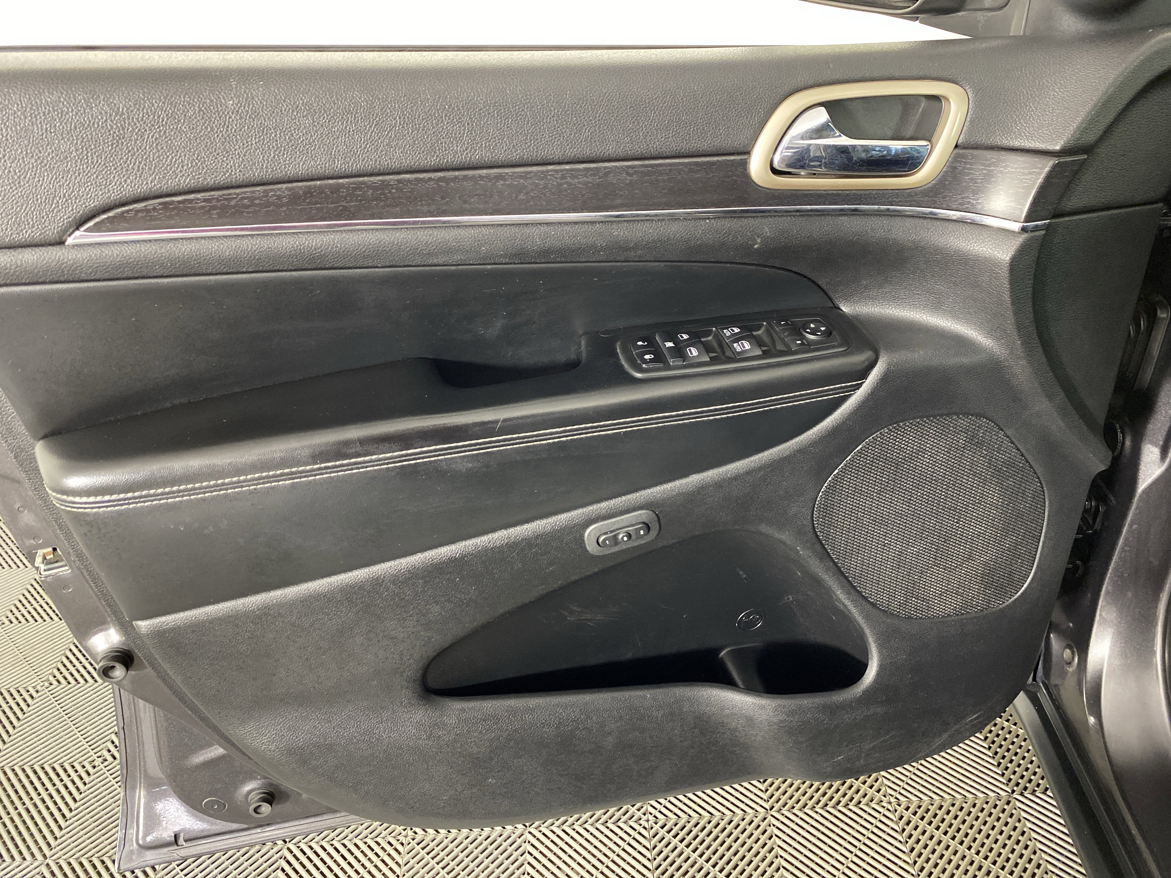 Used 2014 Jeep Grand Cherokee Limited w/ Trailer Tow Group IV AWD/4WD image 14