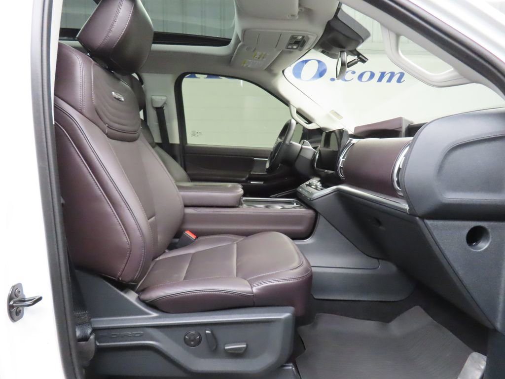 Used 2025 Ford Expedition Platinum w/ Platinum Ultimate Package AWD/4WD image 29