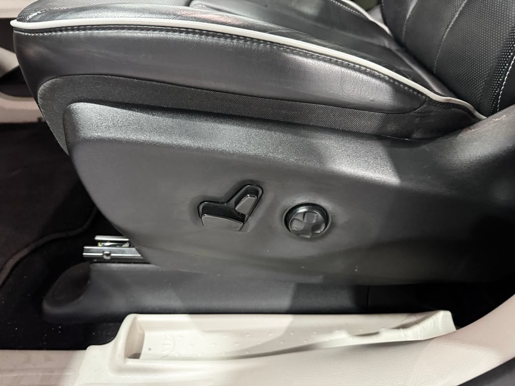 Used 2024 Chrysler Pacifica Limited FWD image 19
